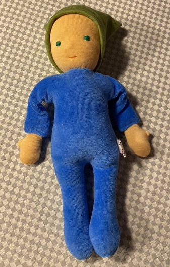 Kundenfoto Schmusepuppe mit blauem Nickykörper und grüner Mütze.