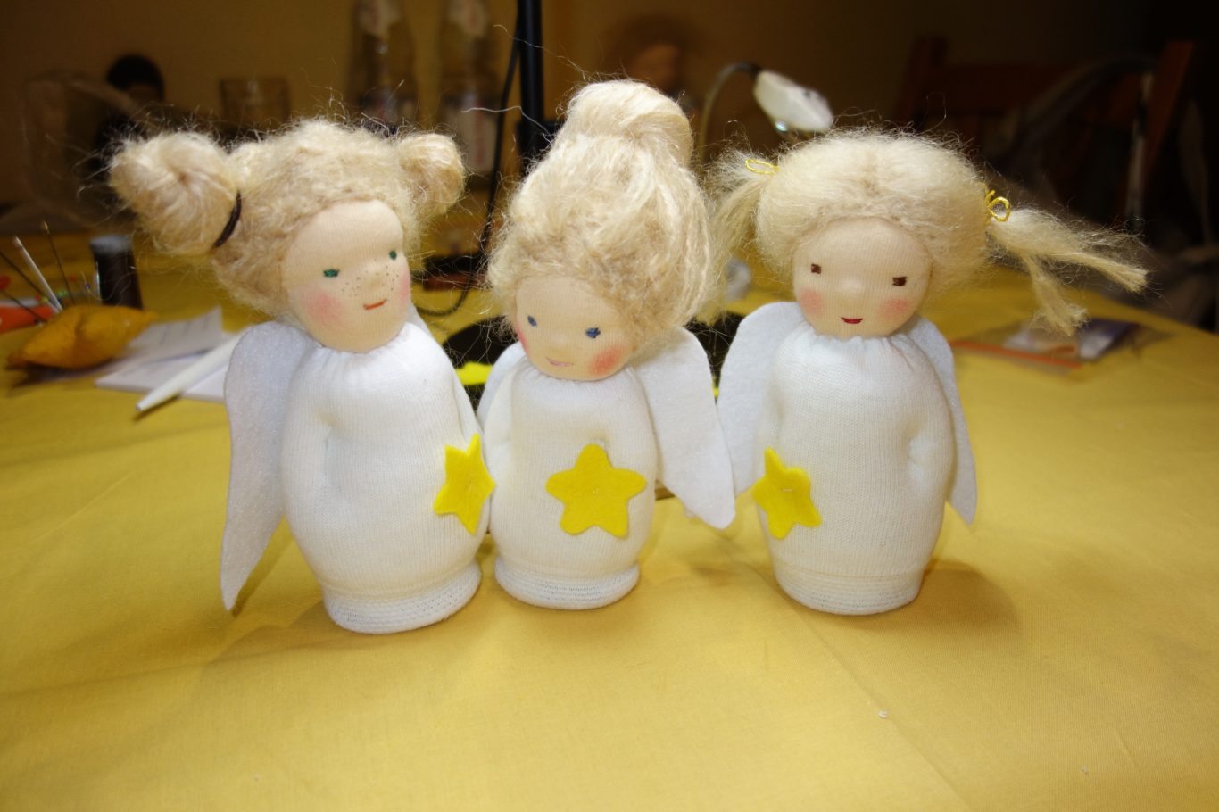 3 blonde Engelpüppchen. Jede hat ihren Stern dabei und freut sich darauf in die Welt zu ziehen.