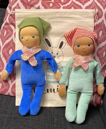 Kundenfoto 2 Schmusepuppen Körper in blautönen. Eine mit grüner, die andere mit rot-weißer Ringelmütze und beide mit Schal.