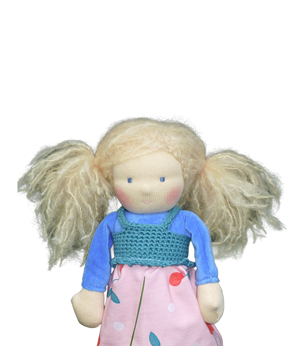 Schmusepuppe von Susis Puppenglück Schmusepuppe mit dunkelblauem Körper und blonden Schwänzen. Sie trägt ein Kleid mit blauem Oberteil und rosa Rock mit Kirschen darauf